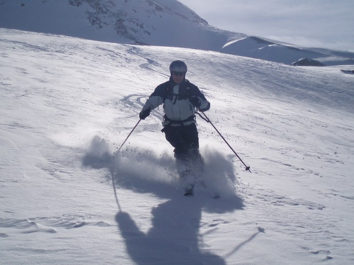 Sköna svängar i 30 cm nysnö i Val. . Foto: Andreas Mühlich. Åkare: Johan Ahlberg.