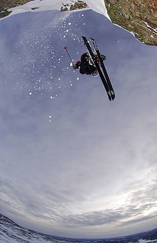 Johan har koll när han droppr i Åre. Jag ligger . Foto: Jesper Molin (www.jesperphoto.com). Åkare: Johan Carlborg.