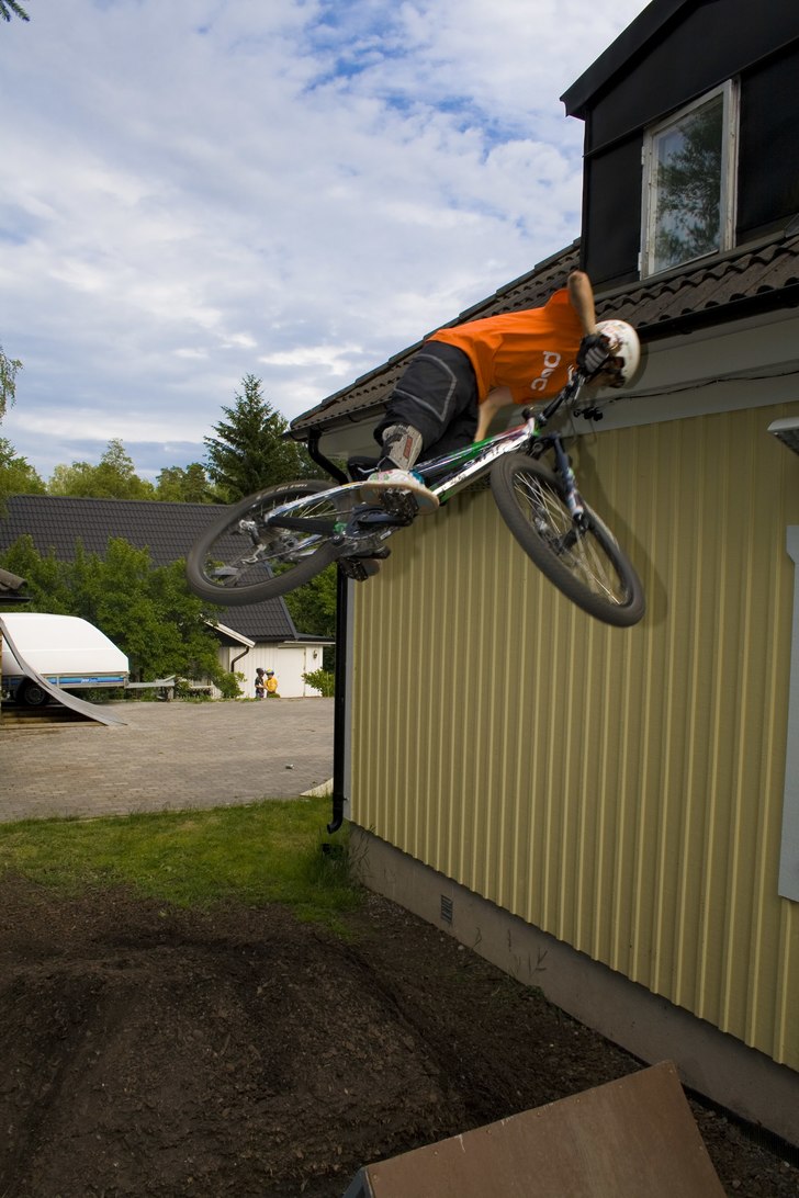 Fet flatspin. Fotat från en stege.. Foto: Simon Berggren. Åkare: Alec Eklöw.