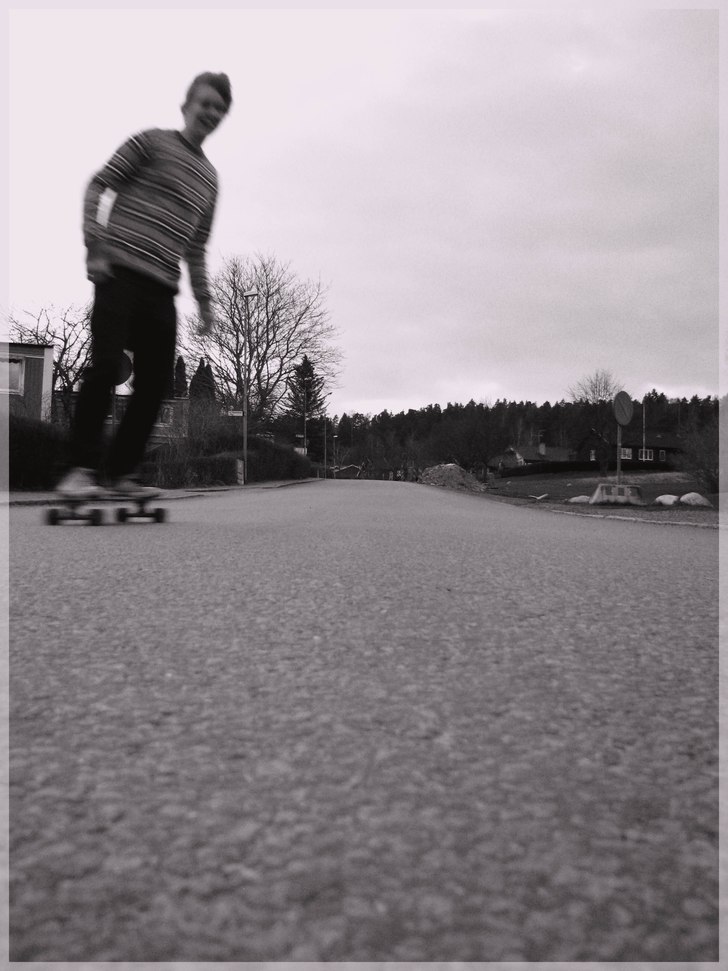Jag åker longboard ner för en av Lerum goaste lo. Foto: Malin Ekefäll. Åkare: Joakim Stenberg.
