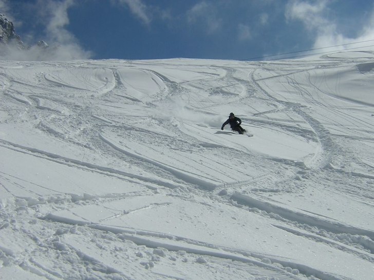 Härlig surfing vid gamla mellanstationen på Aigu. Foto: Björn Asplund. Åkare: Per Jonsson.
