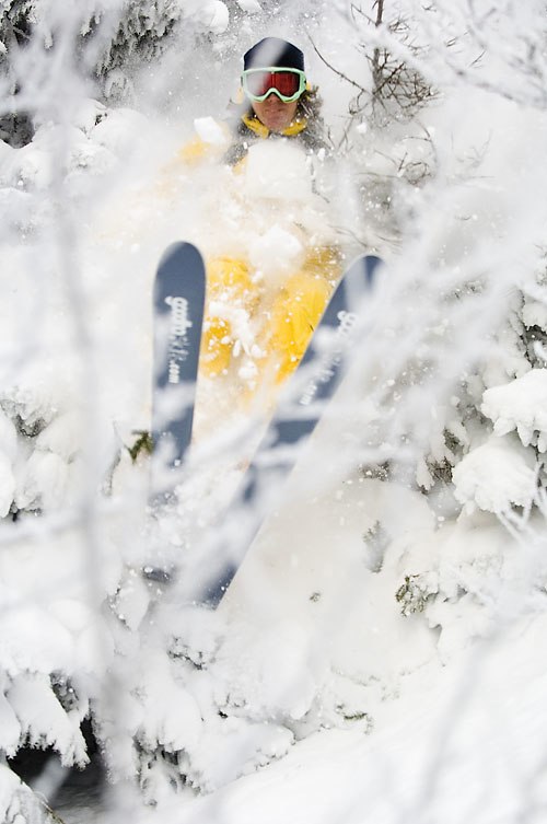 Trångt! Notera granen till höger, den följde me. Foto: Jesper Molin. Åkare: Henrik Utter.