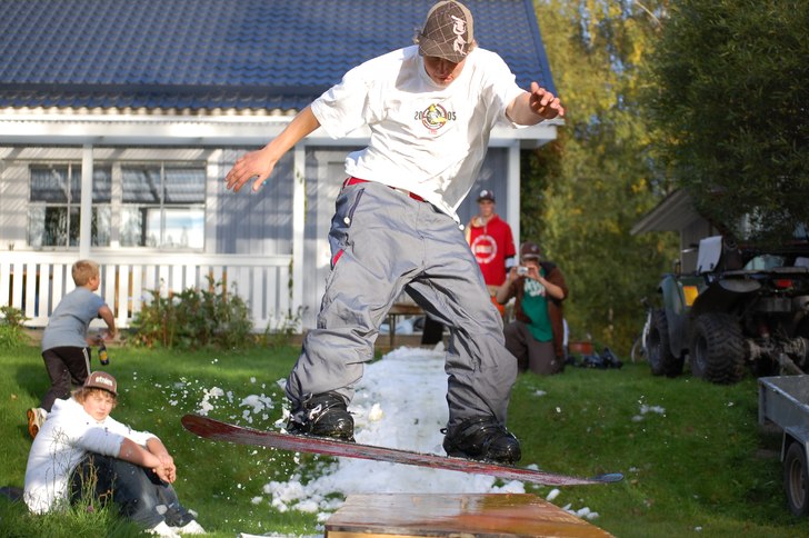 Solig höstadag med "lån" snö.. Foto: Joni Uunila. Åkare: Jonathan Björksog.