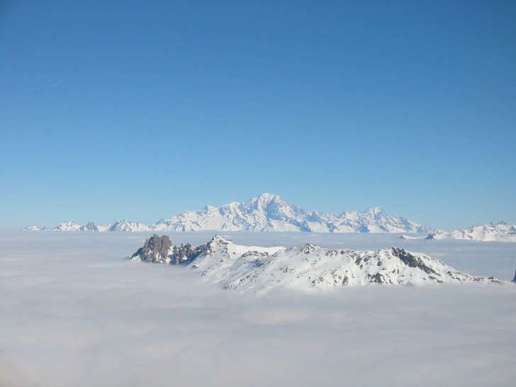 Mont Blanc höjer sig över molnen. Foto: Claes Palm.