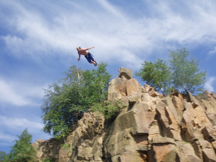 Jacob drar ett skönt dyk ner i stenbrottet. Foto: Kalle Kax Karlgren. Åkare: Jacob Schenström.