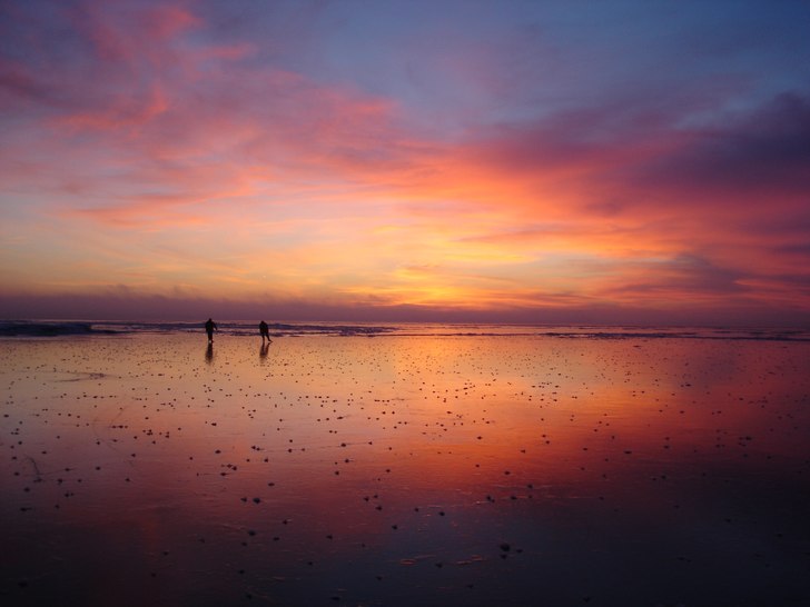 En underbar solnedgång över en underbar spegelis. Foto: Fajer Wennerberg. Åkare: Robert Whalström, Mats Holmquist.