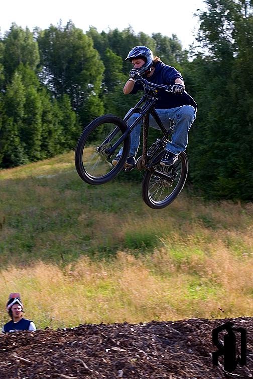 cyklar igen. Foto: Kw Olsson. Åkare: Love Göransson.