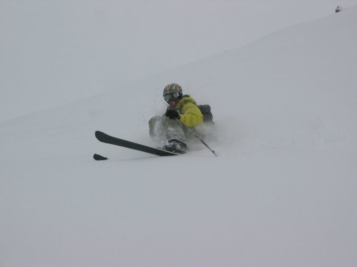 Snön hade vräkt ner och sikten var lika med noll. Foto: Lina Barryd. Åkare: Linus Hougland.