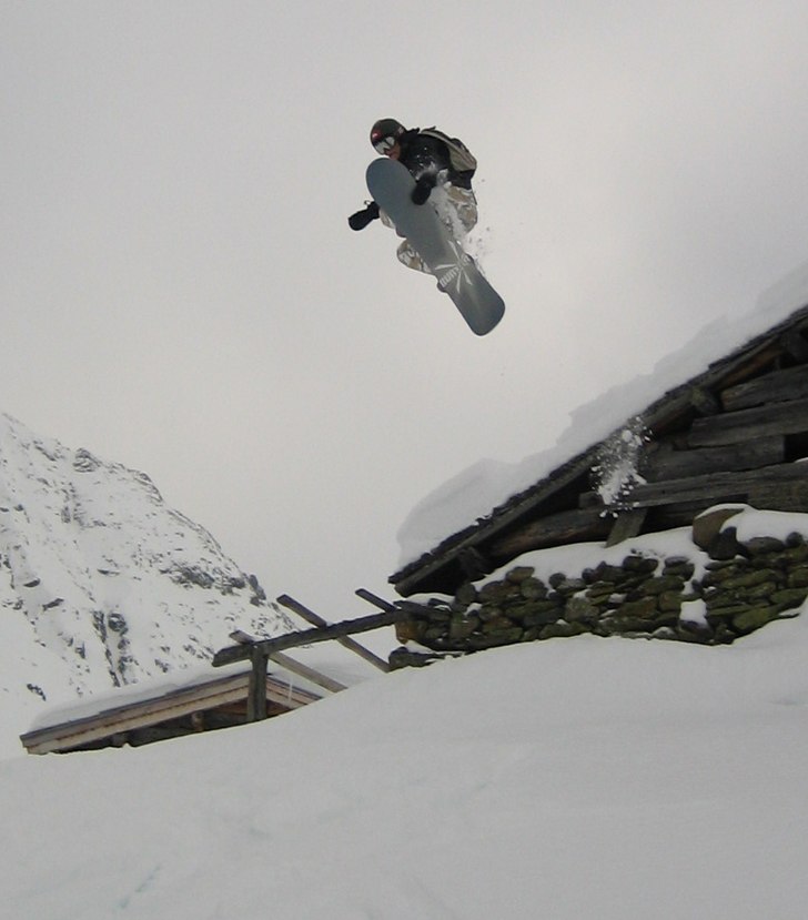 Skön landning efter hustaket! Synd bara att solen. Foto: Filip Giselsson. Åkare: Christoffer Engström.