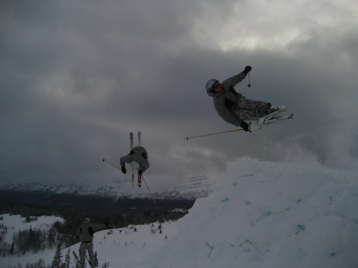 Byggde en kick ute på fjället och hoppade lite :. Foto: Niklas Malmsten. Åkare: Fredrik Malmsten.