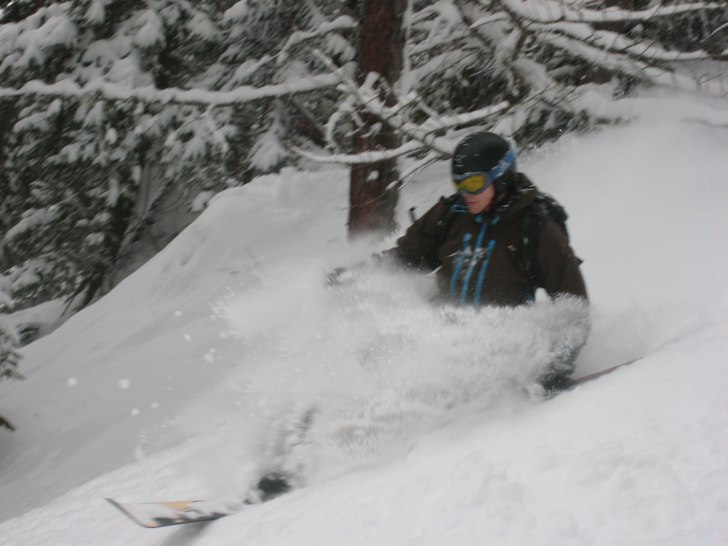 Ymnigt snöfall, dålig sikt och kompaktkamera. Bi. Foto: Wolfgang Huber. Åkare: Jonas Bergh.