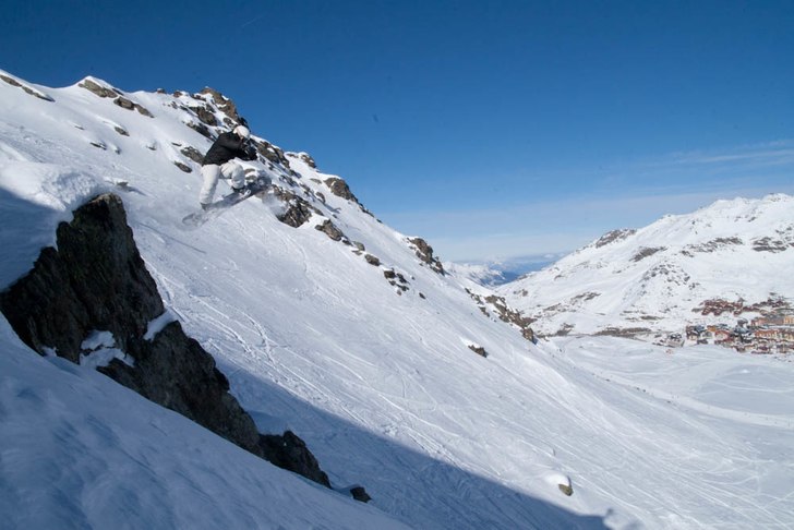 Me dropping, ganska stort dropp med lite fart så . Foto: Richard Lundh. Åkare: Fredrik Henriksson.