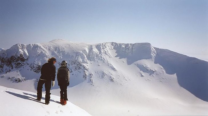 Martin o Bodil står och tittar ut över åkmöjli. Foto: Bengt Luthman. Åkare: Bodil o Martin.