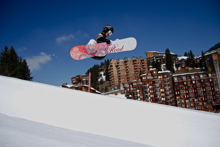 Victoria Bergqvist gör en frontside air i Avoriaz. Foto: Anna Cederström Nilsson. Åkare: Victoria Bergqvist.