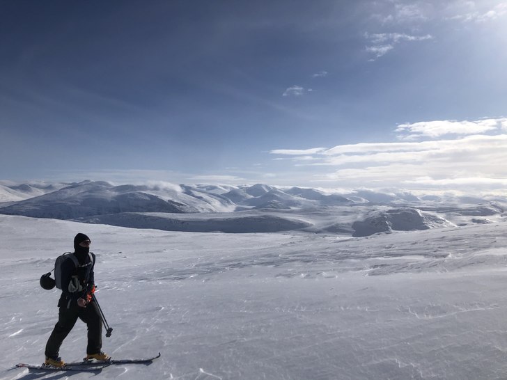 Påväg upp för topp med otrolig utsikt över Nor.