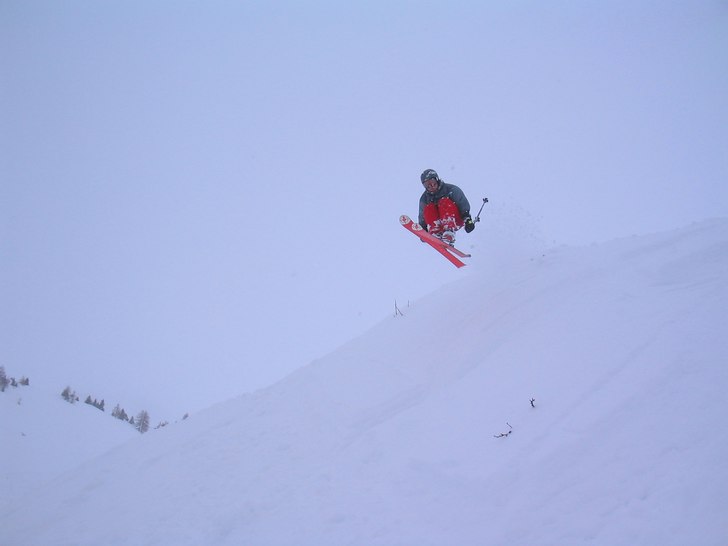 Ett litet hopp men det kändes bra :). Foto: Joakim Engdahl. Åkare: Magnus Brandt.