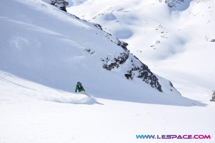 Foto: Marc Tomkinson www.lespace.com. Åkare: Andre Israel www.freshtracks.ch.