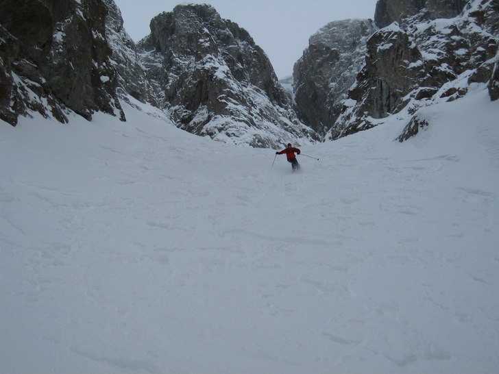 Beautiful drop from top to bottom 2.300 m ; couloi. Foto: Xavier Fernandez. Åkare: Toni ski kmx.