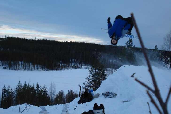Försöker lära mig nya trixx i en LITEN hemma ba. Foto: Ollzon. Åkare: Viktor Tornberg.