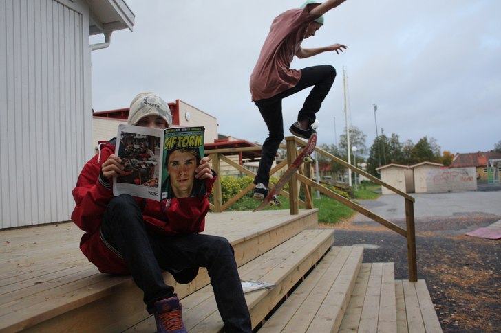 chill vid skolan. Foto: Lucas Jaktlund. Åkare: Emil Österberg.