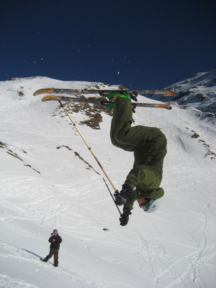 Första backflippen. Ser lite ranglig ut men den s. Foto: Christoffer Wåhleman. Åkare: Felix Engström.