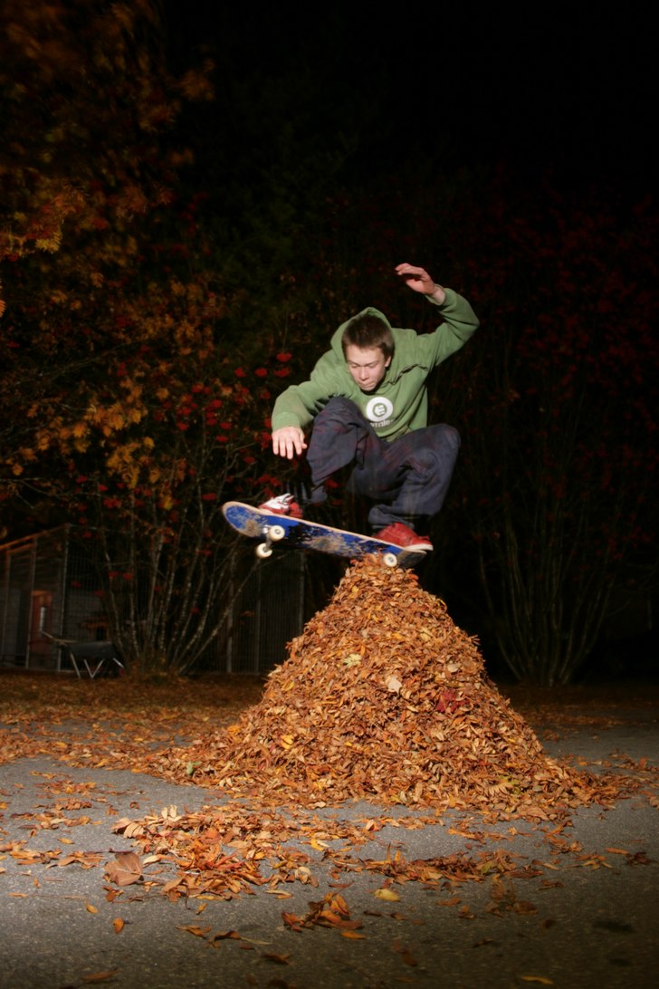 Ollie lövhög!. Foto: Jonas Sundqvist. Åkare: Tobias Sundqvist.