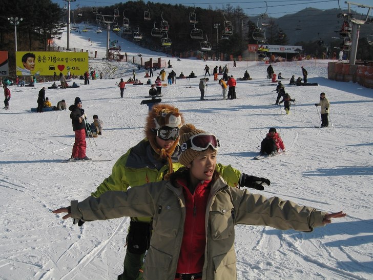Foto: Martin Åkesson. Åkare: Lejoninna lär sig flyga fram på snowboarden..
