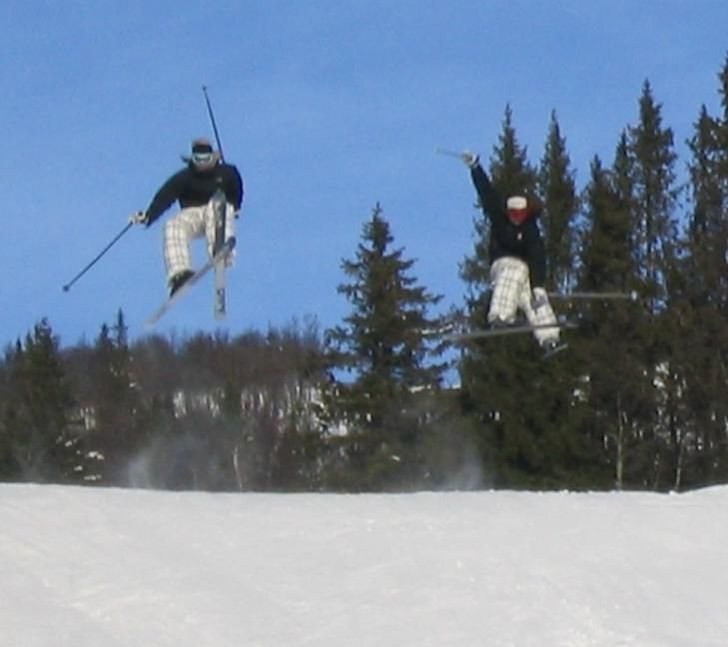 Nice, Perfekt väder glada kompisar som hoppar sam. Foto: Niklas Sandell. Åkare: Malin Eriksson tv & Ida christensson th.