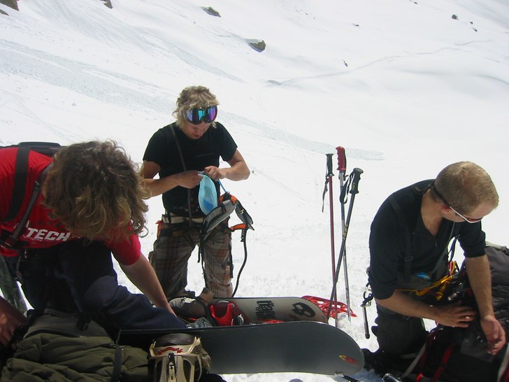 Sjukt varmt i solen på väg upp till Col de Passo. Foto: Carl "Charlie" Bromarker. Åkare: Filip Eriksson, Johan "Fles" Gustafson och Tomas.