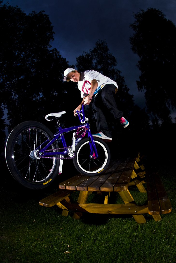 Footjam tailwhip på ett bord . Foto: Magnus Karlsson. Åkare: Emil Jonsson.