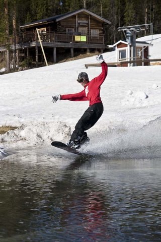 Jag kör hårt på en vattenplaning med brädan i . Foto: Richard Lundh. Åkare: Fredrik Henriksson.