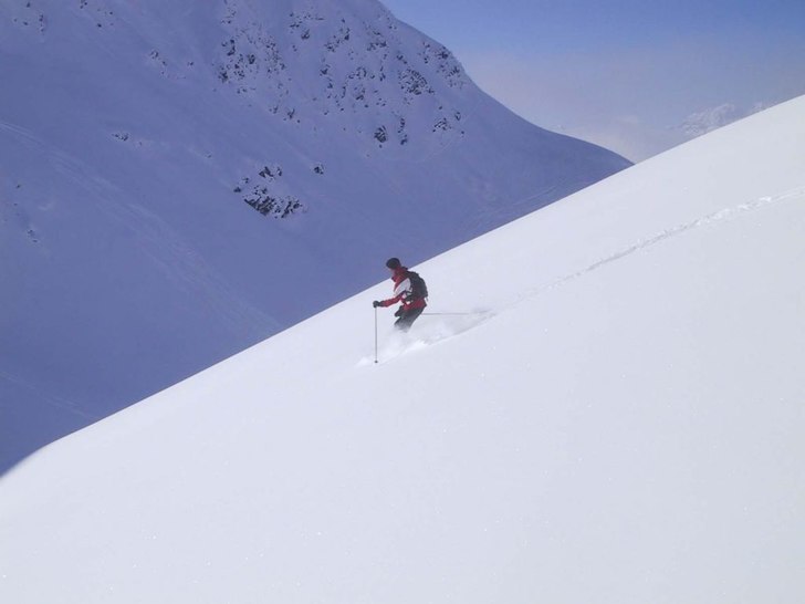 En härlig sluttning i Hinteres Rendl.. Foto: John Söderberg. Åkare: Filip Schrewelius.