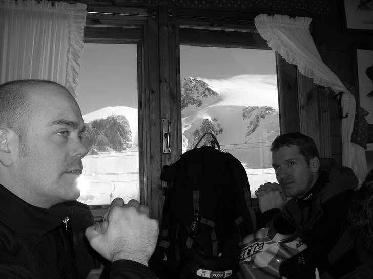 En kopp java på gränsen mellan Zermatt o Cervini. Foto: Erik Dandanell. Åkare: Lasse Sahlström, Jonas Andersson.