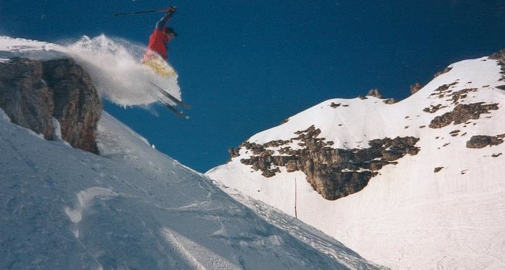 Ett "glädjeskutt" i en av Val Thorens a. Foto: Peter Sundström. Åkare: Mattias Kylner.