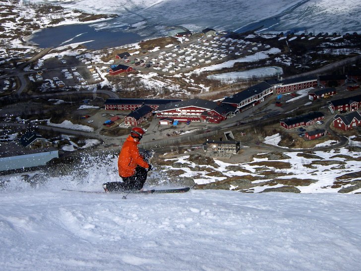 Här är midnattsolen, snön är fantastisk och vi. Foto: Mats Mäki. Åkare: Per Jonsson.