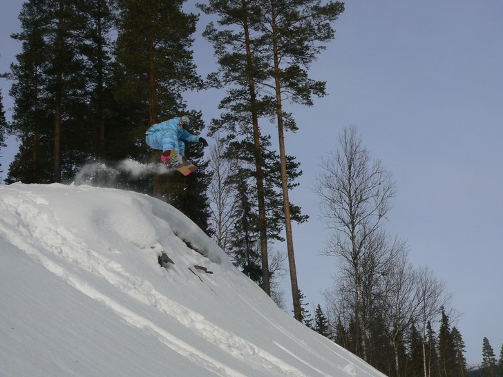 Hoppar ner för ett litet dropp. Kul spot :). Foto: Henrik Borg. Åkare: Sebastian Borg.