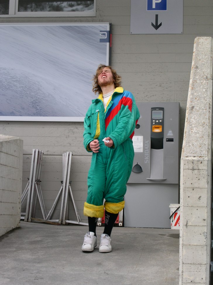 Han är uppväxt i Tanzania... observera overallen. Foto: Fakki Fakki.. Åkare: Mattias MR SIck Herngren!.