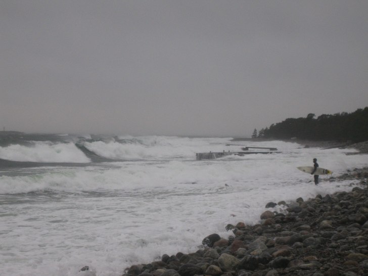 Januari surfing på Torö, med feta swells.. Foto: Jakob Rejdemo. Åkare: Rider: unknown.