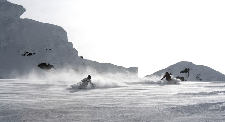Påsken var stundtals dålig i Riksgränsen i år . Foto: Johan Pettersson. Åkare: Johanna Stålnacke & Carl Lundberg.