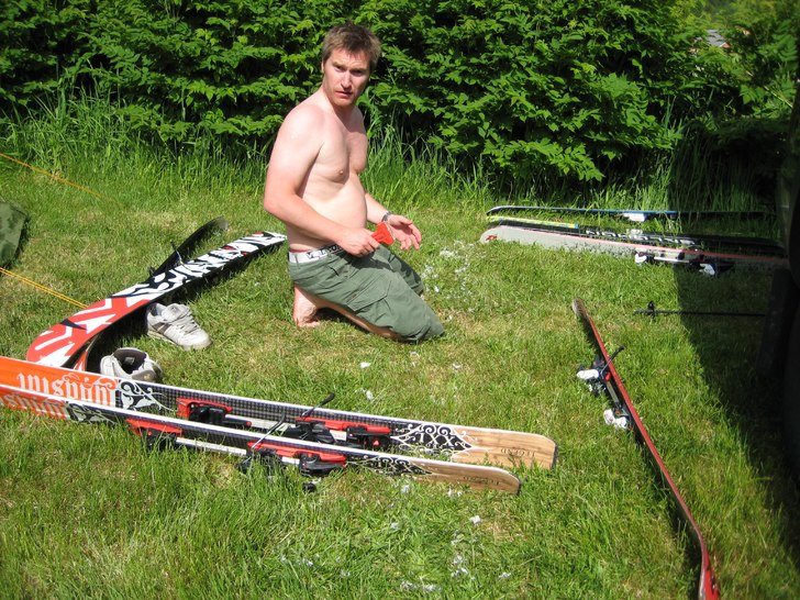 Bill klargjør skiene til neste dag. Stryn er perf. Foto: Odd Roar Salamonsen. Åkare: Bill Strand.