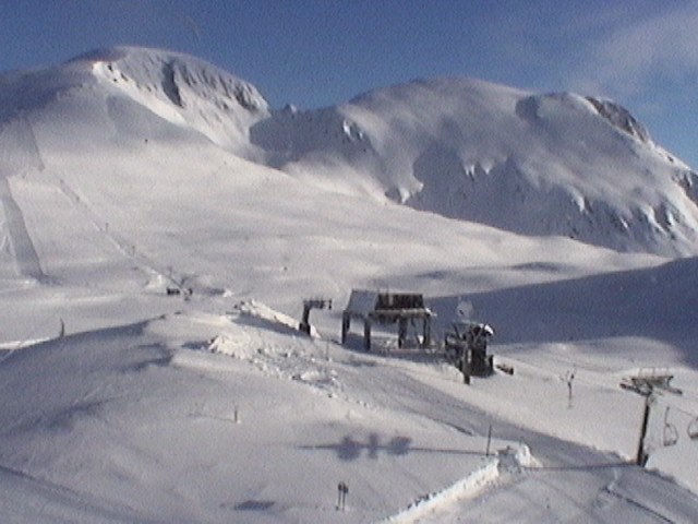 Nysnø og nypreparert
Sola er på plass att, og vi.