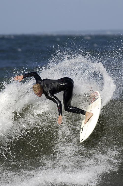 Freddie rippar vågor i skåne i höstas under en . Foto: Jesper Molin (www.jespermolin.se). Åkare: Freddie Meadows.