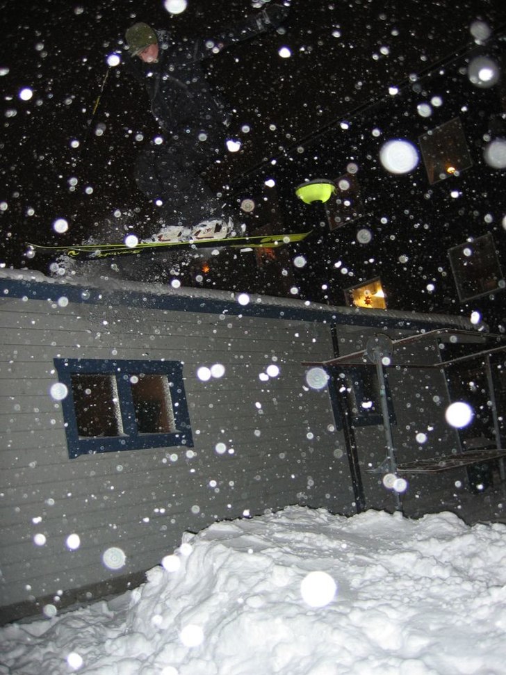 Tak Dropp, Snöig kväll i Östersund.. Foto: Mattias Nilsson. Åkare: Jonas Persson.