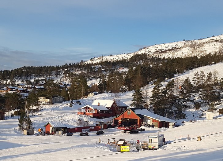 EN STRÅLENDE LØRDAG MORGEN
Solen er allerede opp.