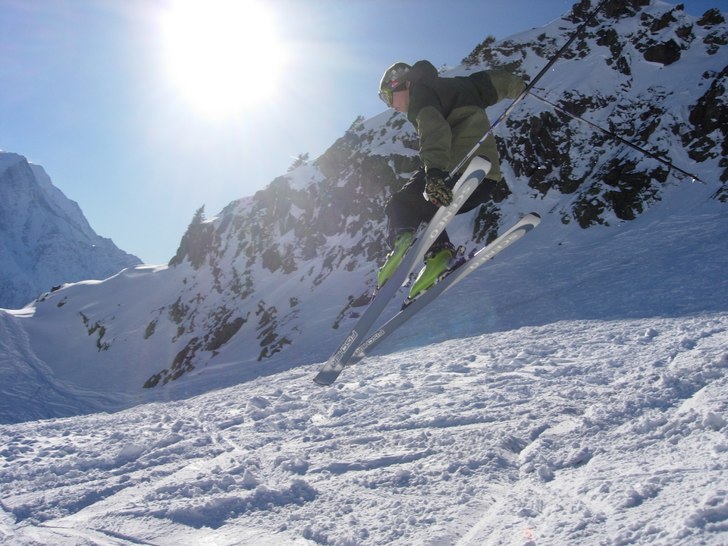 Mäktigt kanthopp i offpisten, 2200 möh i chamoni. Foto: Lars Skalman. Åkare: Rasmus Westin.