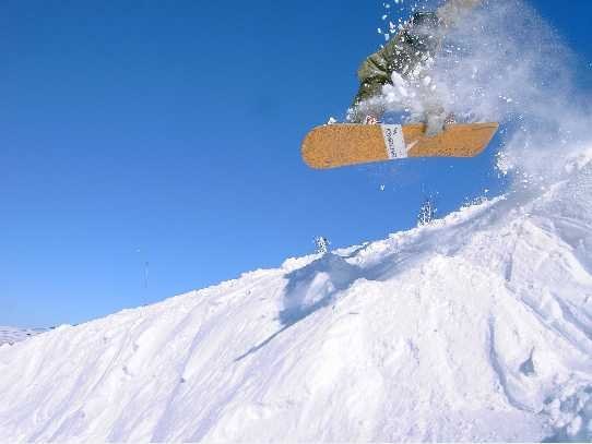 liten cliff drop. Foto: Dan helmin. Åkare: Robin Todor.