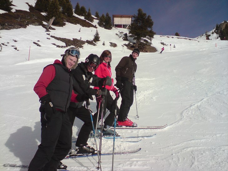 Skidor vecka 8 i ischgl. Foto: Österrikare. Åkare: Jag, Anton, Caroline och David.