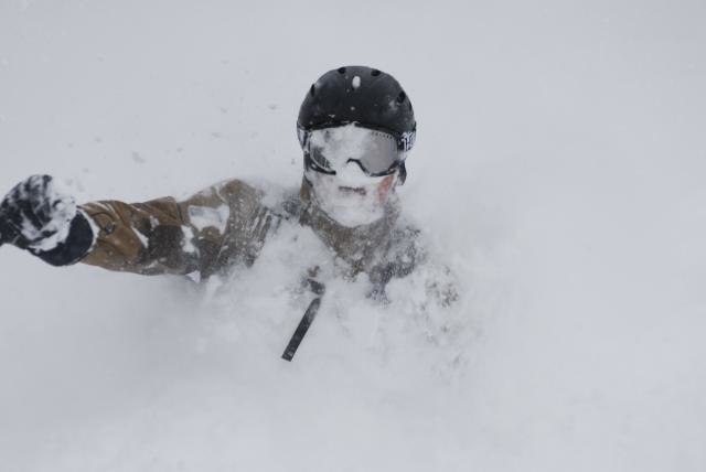 Sjukt bra snöfall så sent på säsongen gjorde v. Foto: Markus Emgård. Åkare: Simen Sörensen.
