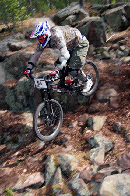 Stökigt värre bana på Sverigecup DH i Falun, ku. Foto: Tobias Andersson. Åkare: Ludvig Roos.