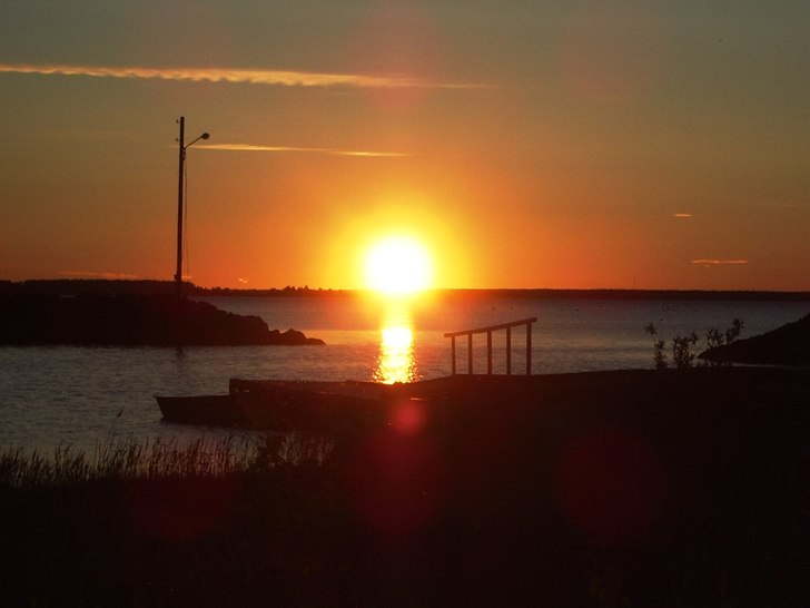 Utsikten från gula stugan en sen sommarkväll :). Foto: Emma Emborg.